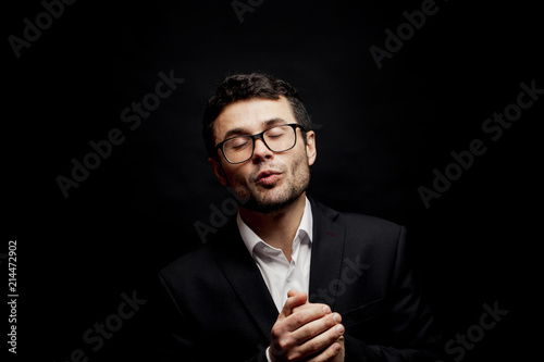 Foto gorgeous smart man is kissing someone
