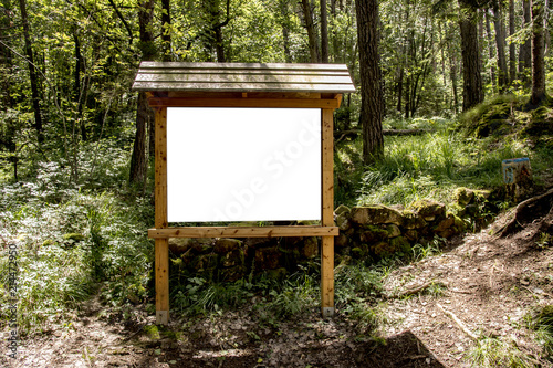 Cartellone indicatore sul sentiero nel bosco photo