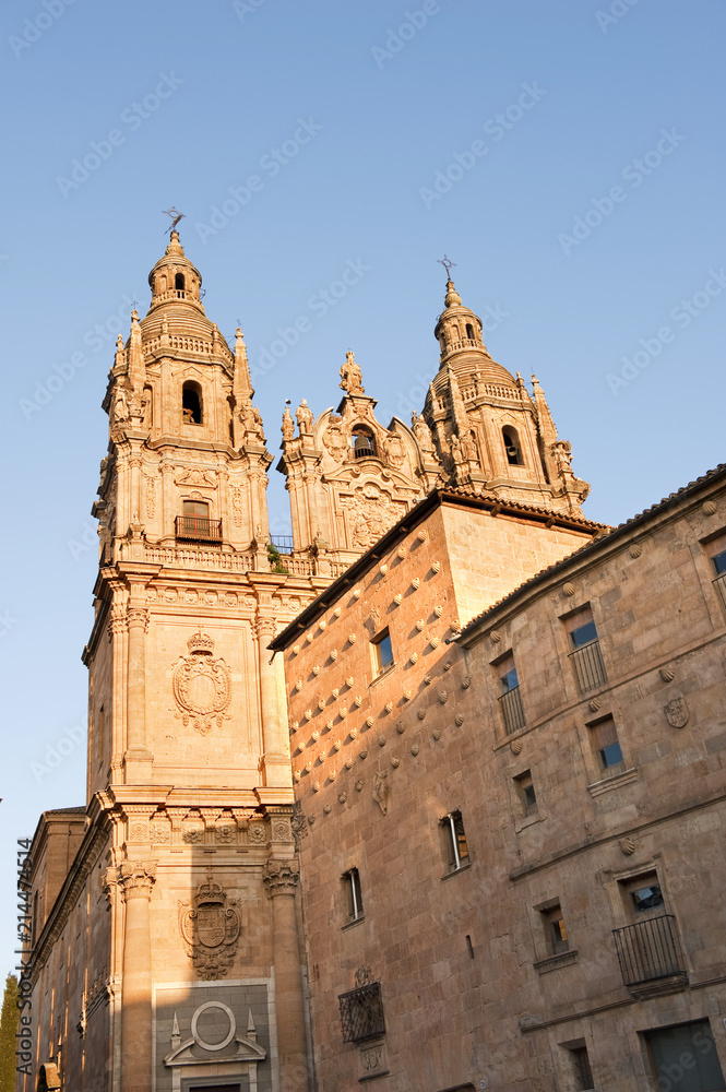 Salamanca, Altkastilien, Castilla-Leon, Spanien.  Kirche Clerecia,.  Casa de las Conchas.