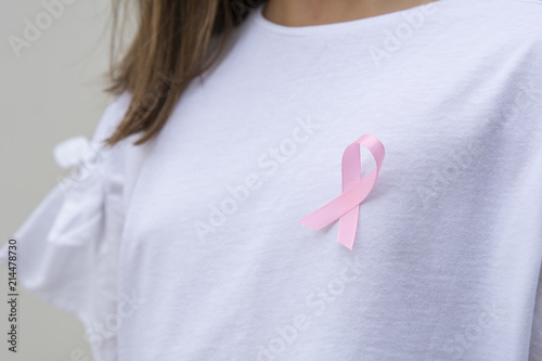 mujer con cinta rosa para apoyar el cáncer de mama causa