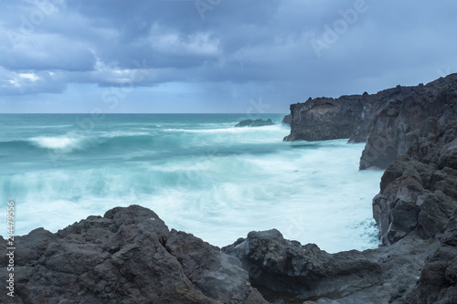 Langzeitbelichtung an der Kueste Hervideros in Lanzarote