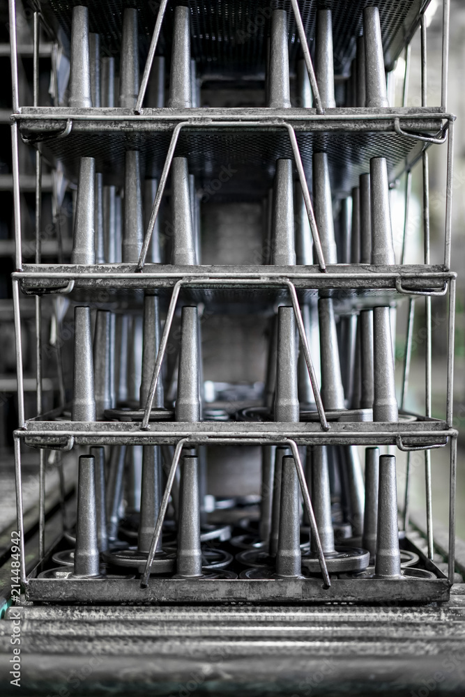 Obraz premium Pattern of forging automotive parts crank shaft, forging process in factory