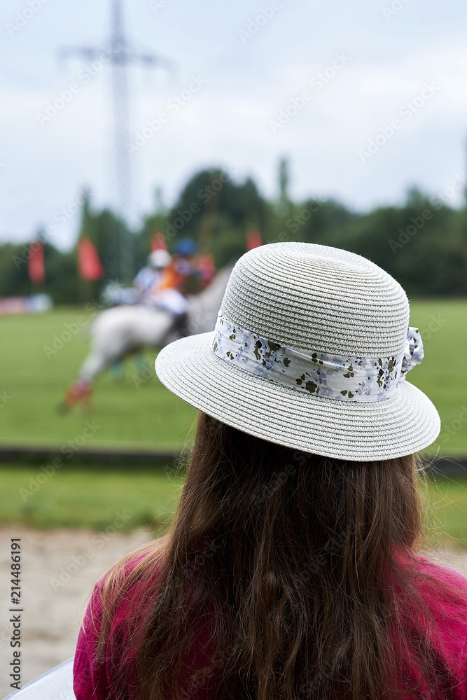 Ein Mädchen schaut sich ein Polo Touniert an
