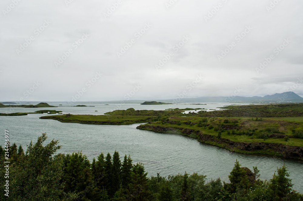 O lago Myvatn situa-se na Islândia, rodeado de uma paisagem deslumbrante