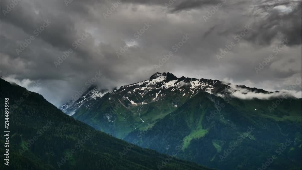Zeitrafferfilm vom Hochgebirge in den Alpen mit dramatischen Woken und aufsteigendem Nebel