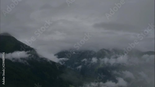 Zeitraffer, dichter Nebel am Berg in den Alpen von Österreich