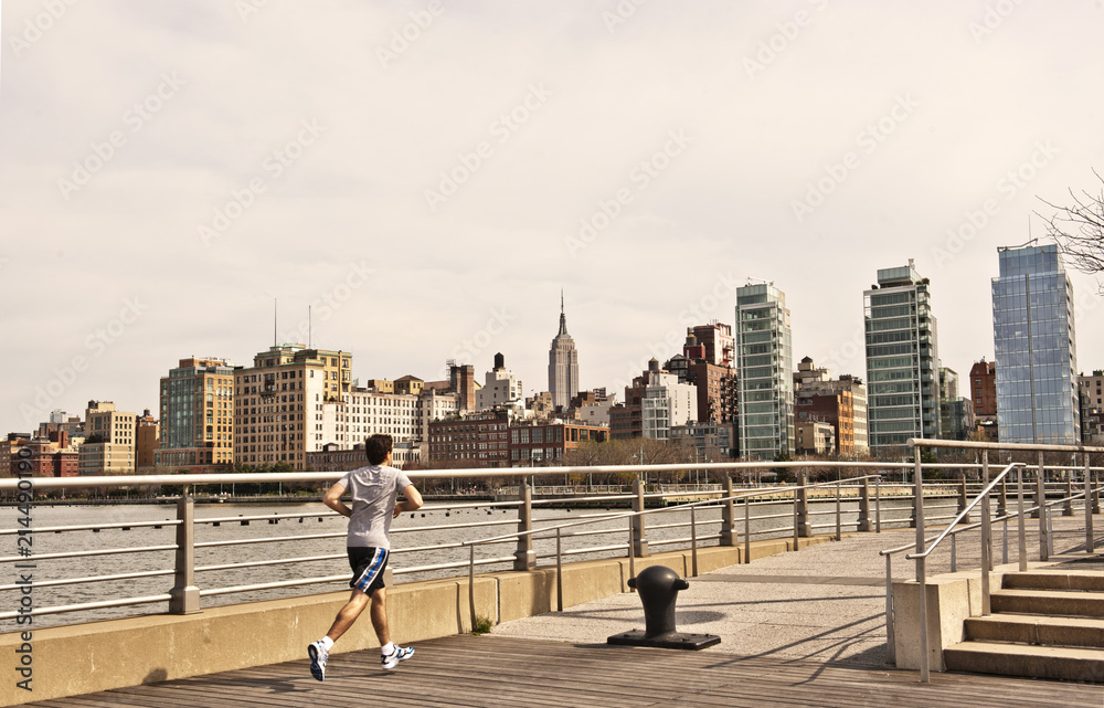 Jogger am Christopher Street Pier, Hudson River Park, in der MItte Empire State Building, Manhattan, New York City, New York, Vereinigte Staaten von Amerika, USA