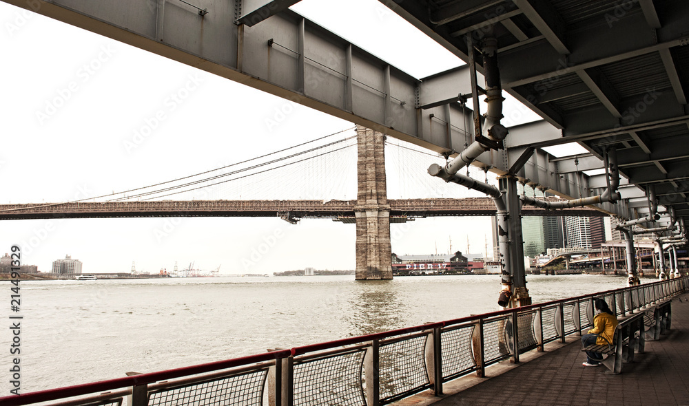 Brooklyn Bridge, von unterhalb des FDR Drive Ecke Market Street, New York City, New York, Vereinigte Staaten von Amerika, USA