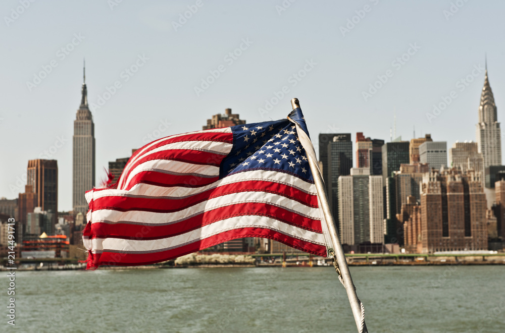 Naklejka premium Blick auf die Ostseite Manhattans von der Fähre über den East River aus, Manhattan, links Empire State Building, rechts Chrysler Building, New York City, New York, Vereinigte Staaten von Amerika, USA