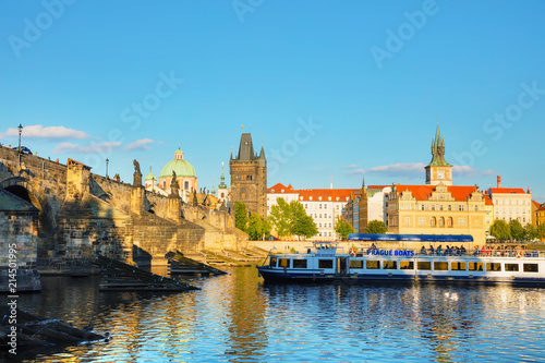 Obraz na płótnie The Old Town Charles bridge tower in Prague w salonie