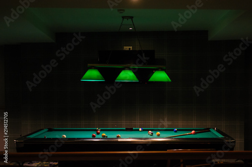 Behang The pool table up lighted