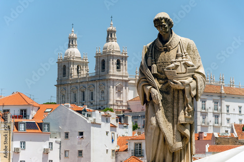 Statur von S. Vincente mit Kirche Sao Vicente de Fora in Lissabon photo