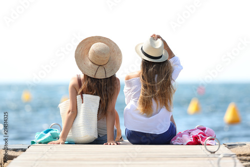 Slika na platnu Tourists enjoying summer holidays on the beach