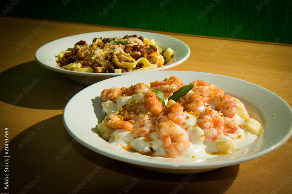 camarão, bacon comida italiana massa prato feito com vegetais alho poró tomate e cheiro verde camarão, bacon comida italiana massa prato feito com vegetais alho poró tomate e cheiro verde