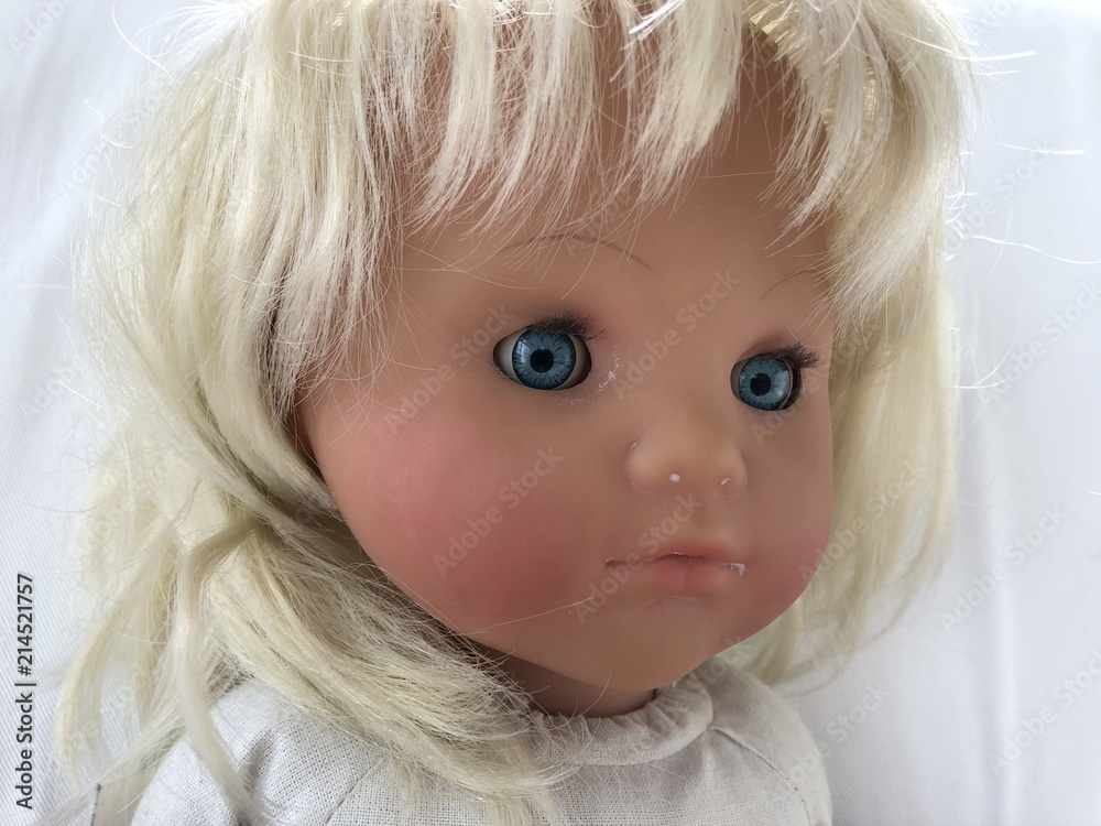 Blonde Puppe mit blauen Augen Gesicht Portrait