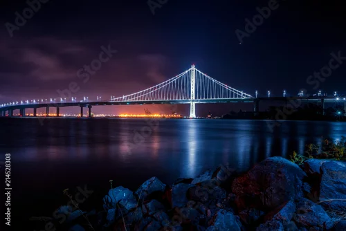 Obraz widok na zatokę i most nocą