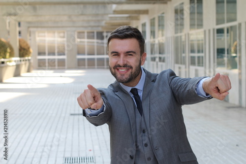 Canvas Print Confident businessman pointing at camera