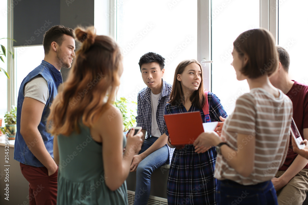 Obraz premium Students resting together in campus building