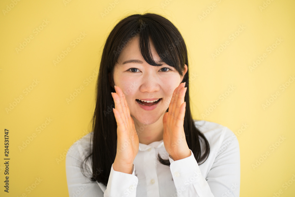応援する女性 応援する女性