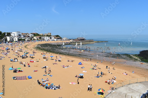 Beachgoers making the most of the sunshine at Broadstairs beach over the weekend. Kent, England © Rusana