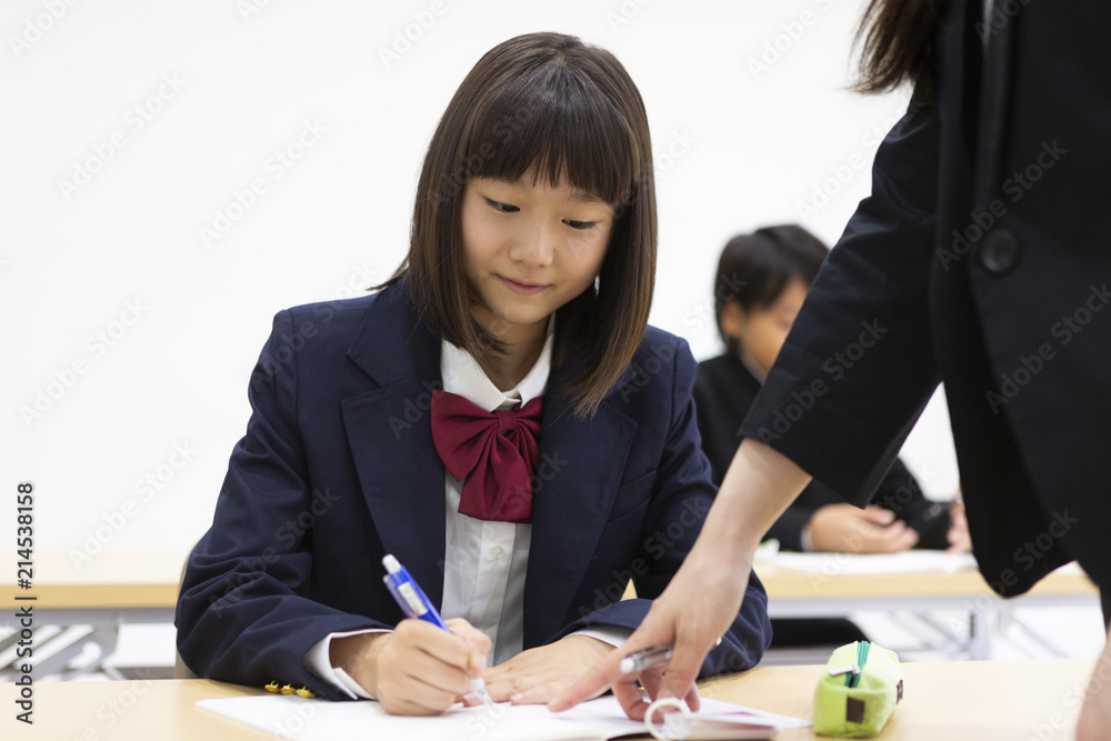 塾で勉強する中学生