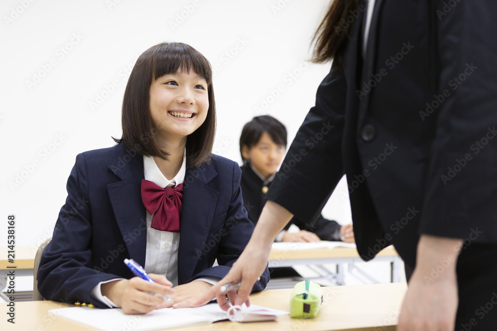 塾で勉強する中学生 塾で勉強する中学生