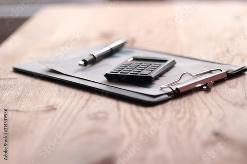 Foto close up. blurred image of pen and calculator on desktop