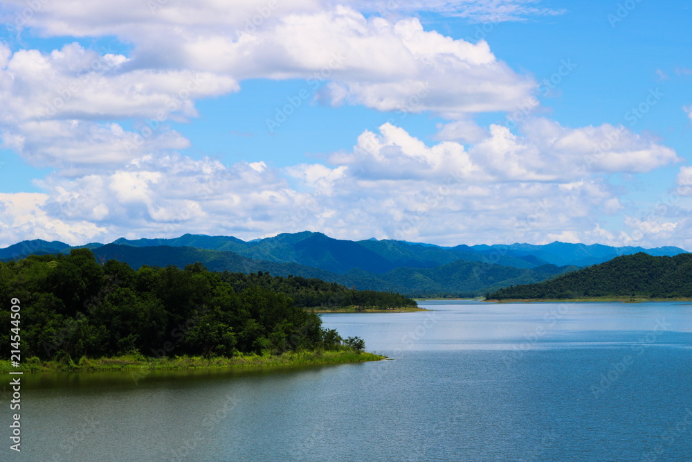 Dieses tolle foto zeigt den Kaeng Krachan Nationalpark und einen großen Stausee in Thailand nähe Hua Hin