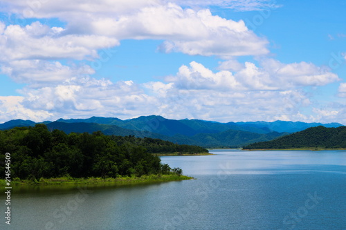 Dieses tolle foto zeigt den Kaeng Krachan Nationalpark und einen großen Stausee in Thailand nähe Hua Hin