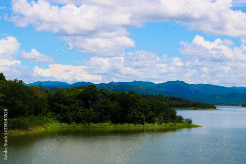 Dieses tolle foto zeigt den Kaeng Krachan Nationalpark und einen großen Stausee in Thailand nähe Hua Hin © Jonny Belvedere