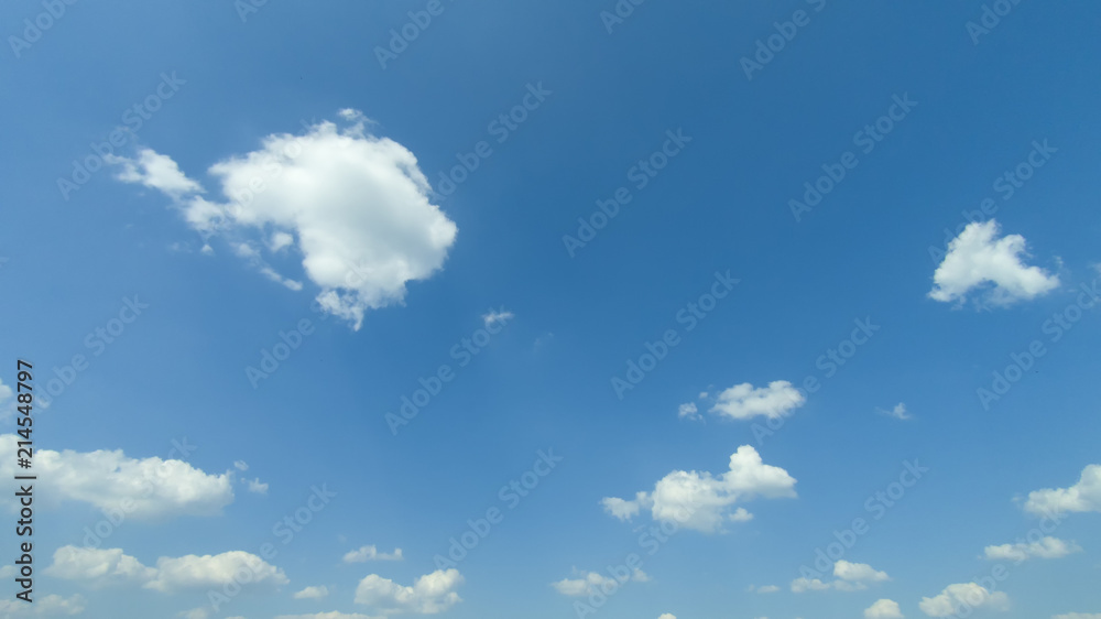 Chmury na pogodnym niebie - obrazy, fototapety, plakaty 