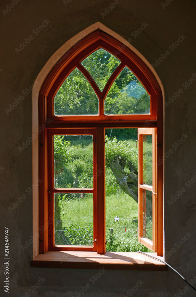 Obraz premium Arched window looking out to green landscape
