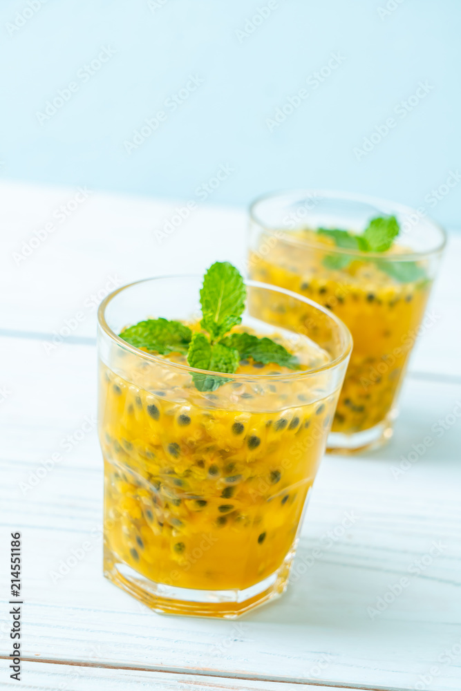 Fototapeta premium fresh and iced passion fruit juice
