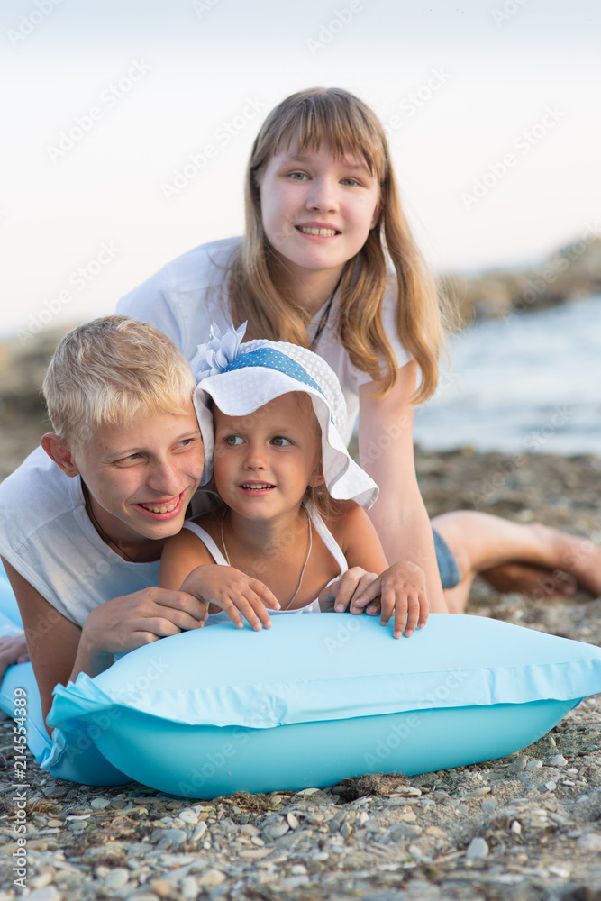 Obraz premium Three children on the beach
