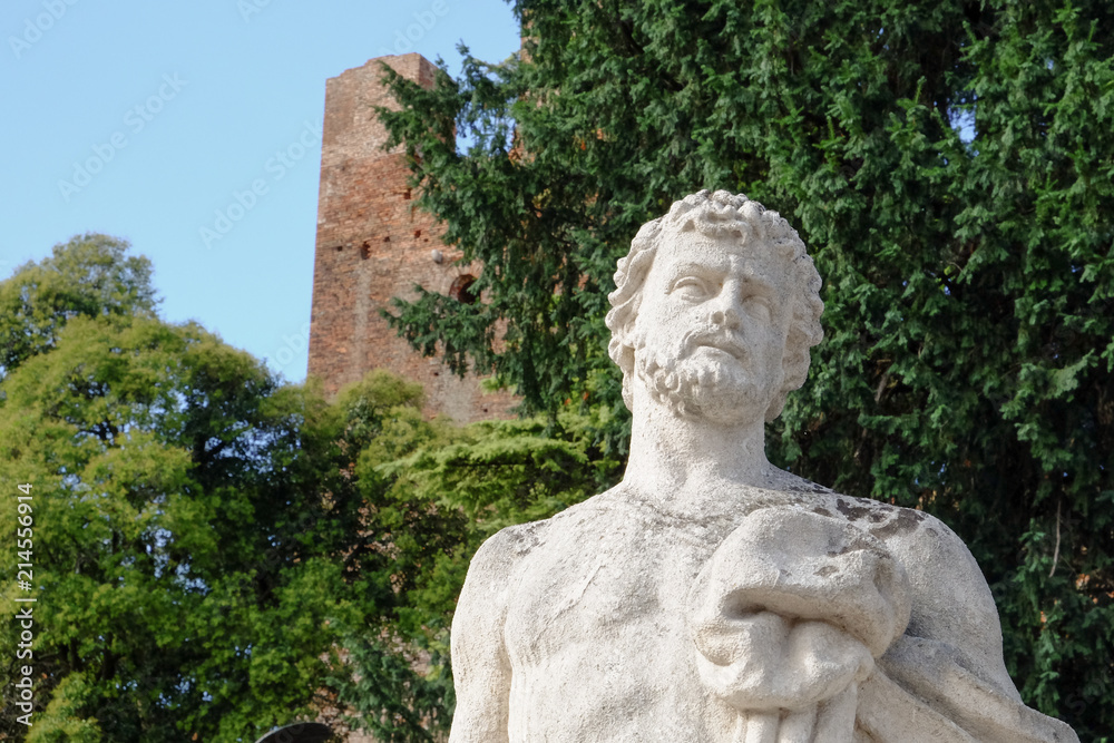 Le statue di marmo che circondano il centro storico di Castelfranco Veneto, Italia