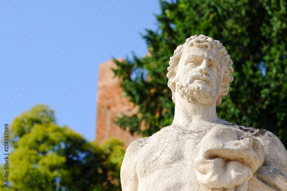 Le statue di marmo che circondano il centro storico di Castelfranco Veneto, Italia