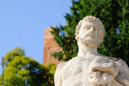 Le statue di marmo che circondano il centro storico di Castelfranco Veneto, Italia