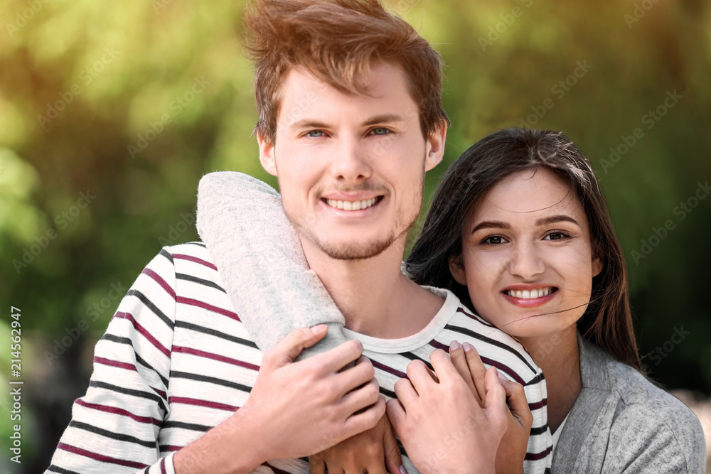 Naklejka premium Happy young couple in green park