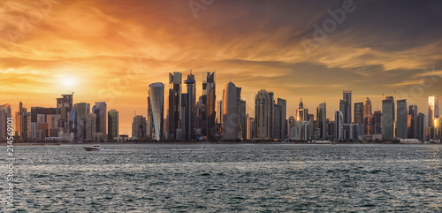 Sonnenuntergang hinter der modernen Skyline von Doha, Katar