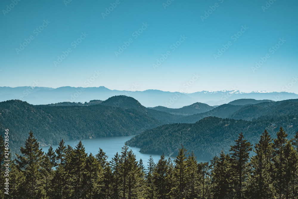 Naklejka premium Vancouver Island widok na czyste, błękitne niebo i wybrzeże Pacyfiku. Kanada.