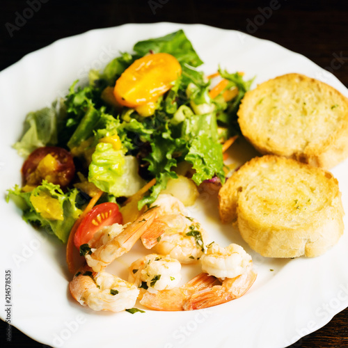  Shrimps fried on garlic with mango salad, pear, tomatoes and garlic toasts
