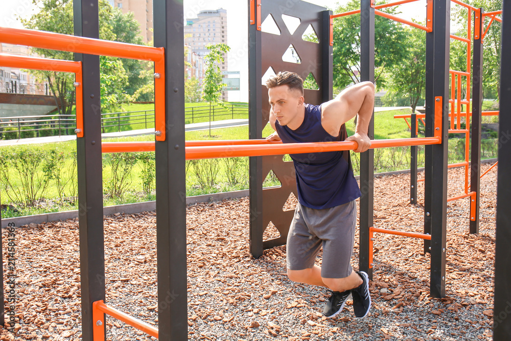 Obraz premium Sporty young man training on athletic field