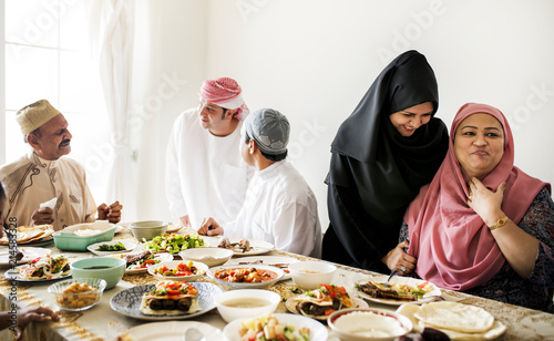 Quadro su tela Muslim family having a Ramadan feast