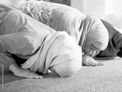 Muslim people praying in Sujud posture © Rawpixel.com