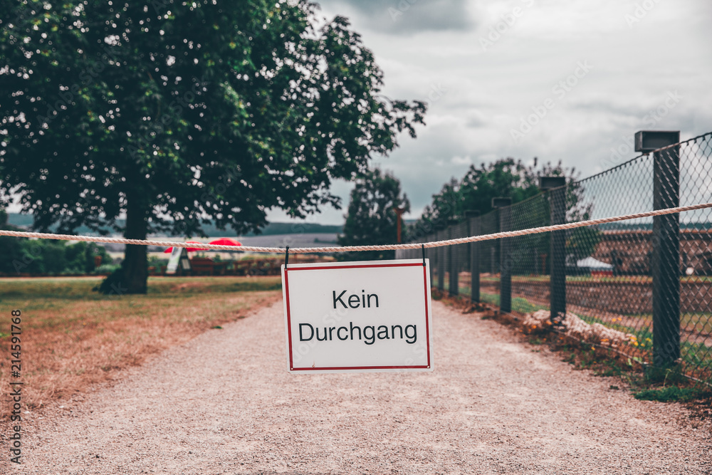 Fototapeta premium Kein Durchgang abgesperrt, PrivatWeg