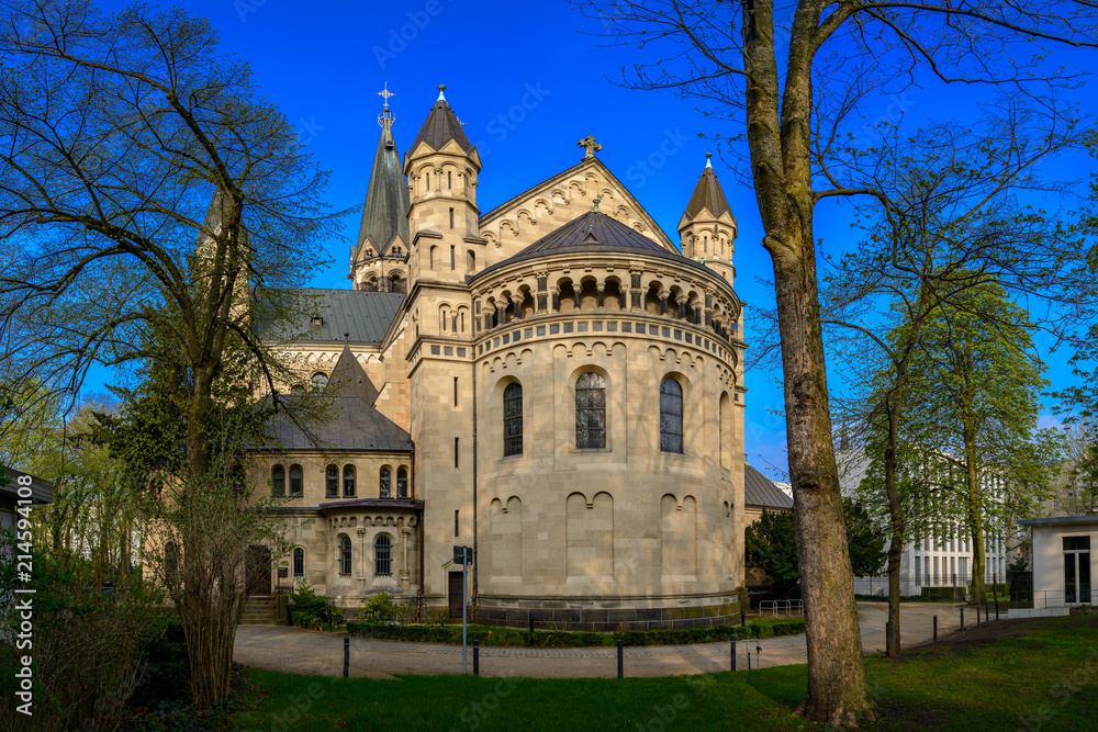 Ostseite mit Apsis der St. Johannes-Basilika in Berlin-Neukölln. Im Hintergrund rechts das Gebäude der päpstlichen Nuntiatur