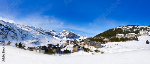 Tableau sur toile Candanchu skyline in Huesca on Pyrenees Spain