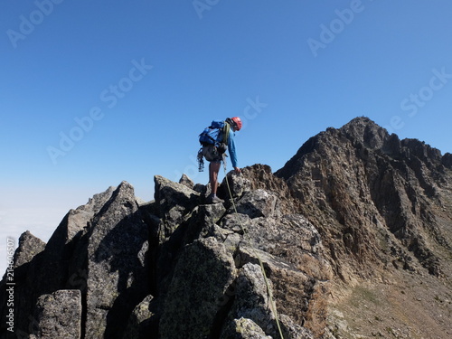 Alpiniste encordé bleu sur la crête de la montagne arête quazemi au canigou