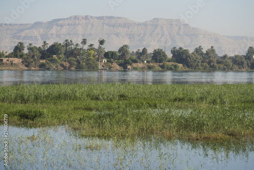Cuadro en lienzo View of river nile in Egypt showing Luxor west bank mountain