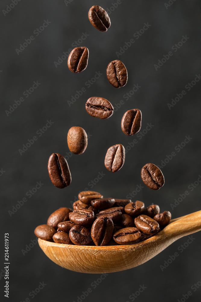 Obraz premium Macro falling coffee bean on gray background